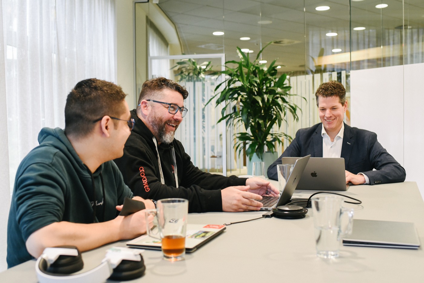 Een ontspannen demogesprek op het Guardian360-kantoor